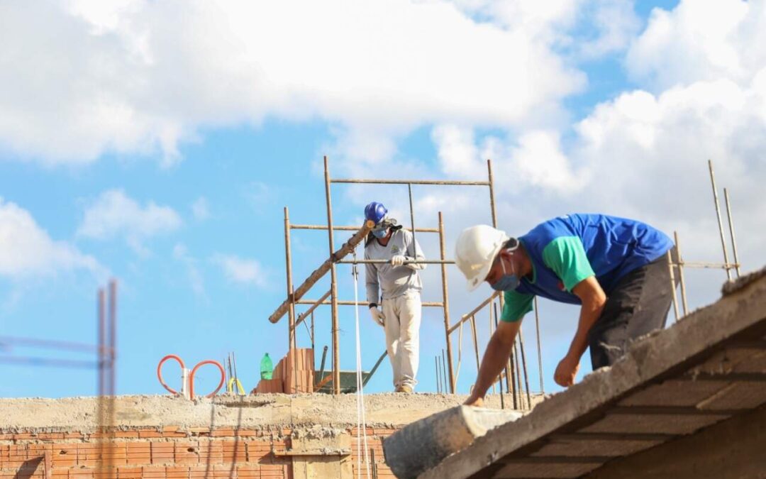 Construção continua gerando empregos formais com salário superior ao nacional